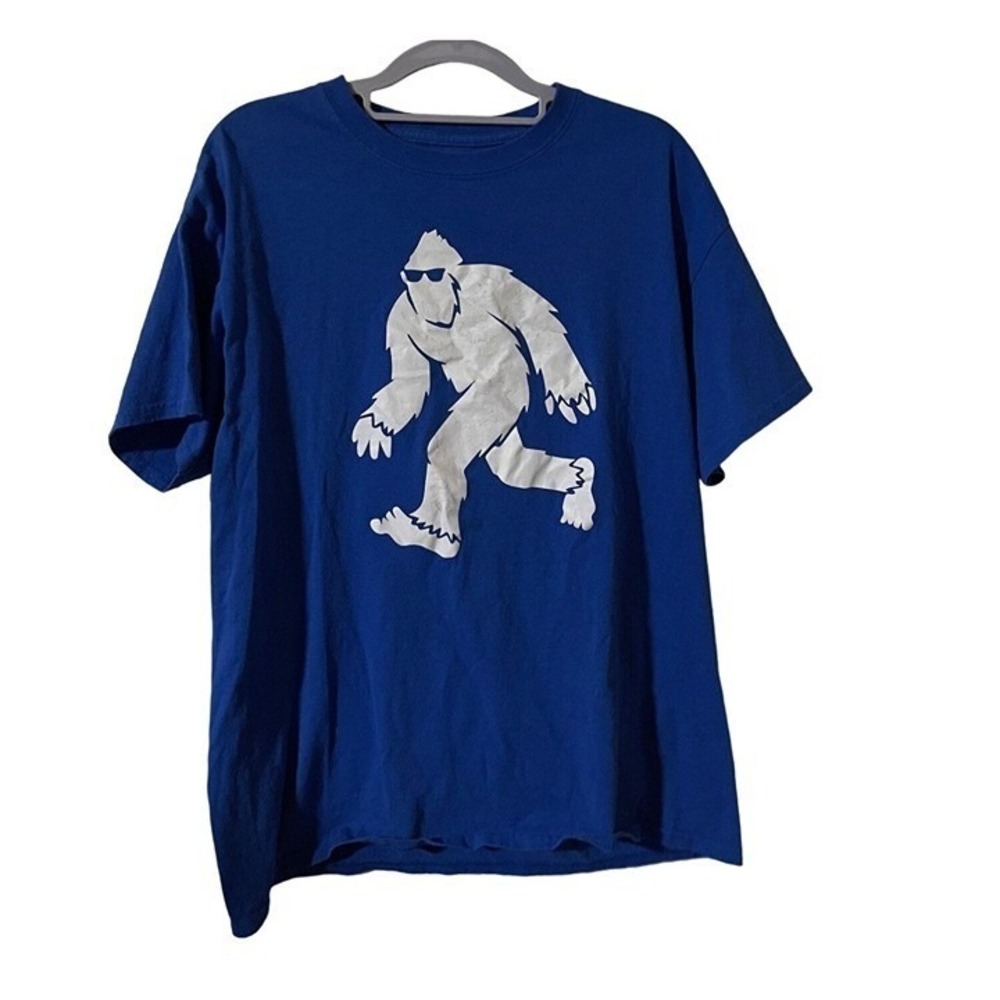 Yeti snowman T shirt size Large Blue